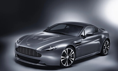 Aston-Martin V12 Vanquish #9