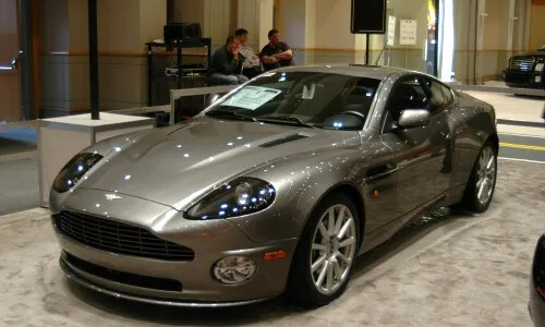 Aston-Martin V12 Vanquish S #1