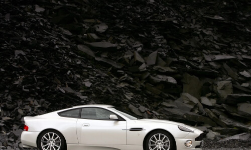Aston-Martin V12 Vanquish S #12