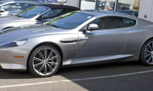 Aston-Martin Virage #12