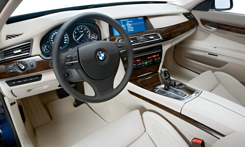 BMW 750i xDrive #4