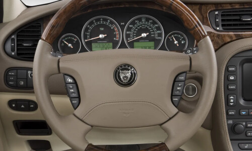 Jaguar S-Type R #8