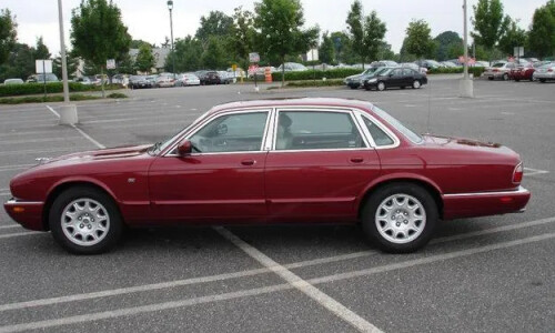 Jaguar XJ8 #8