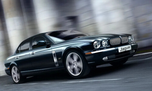 Jaguar XJR #15
