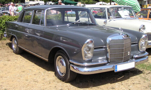 Mercedes-Benz 220 #7