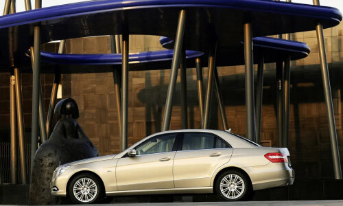 Mercedes-Benz E 500 4MATIC #4