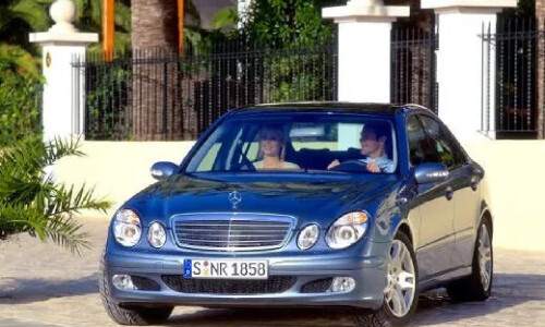 Mercedes-Benz E 500 4MATIC #10
