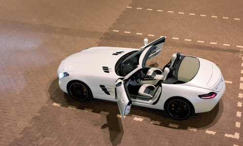 Mercedes-Benz SLS AMG Roadster #8