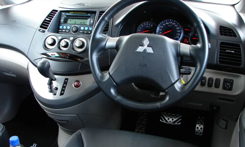 Mitsubishi Grandis #8