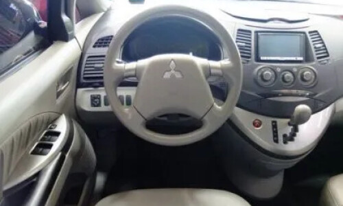 Mitsubishi Grandis Motion #8