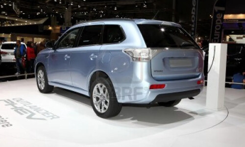 Mitsubishi Outlander Hybrid #8