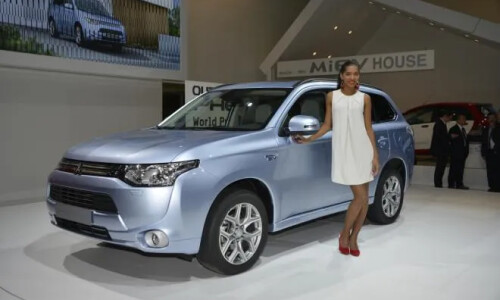 Mitsubishi Outlander Hybrid #10