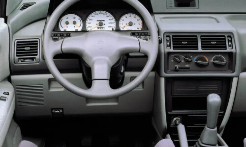 Mitsubishi Space Runner #4