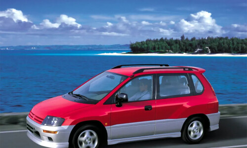 Mitsubishi Space Runner #10