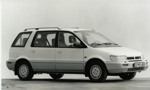 Mitsubishi Space Runner #12