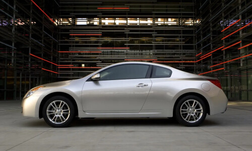NISSAN Altima Coupé #2