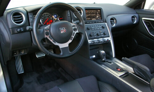NISSAN GT-R #13
