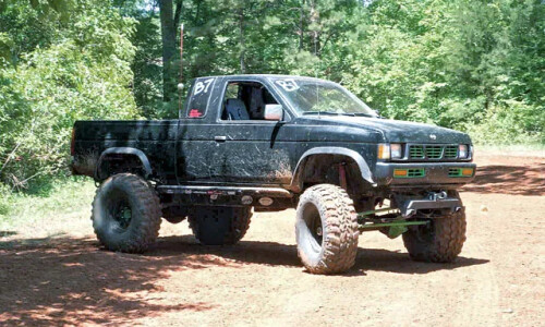 NISSAN Pick-Up #9