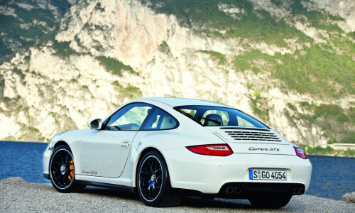 Porsche 911 Carrera GTS #3