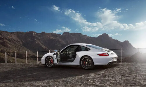 Porsche 911 Carrera GTS #9