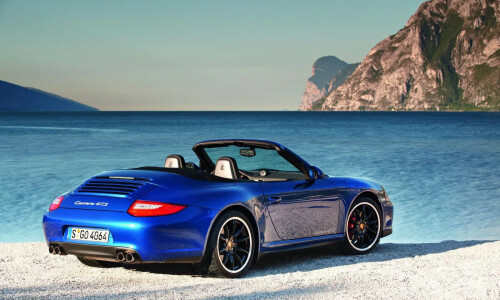 Porsche 911 Carrera GTS #18