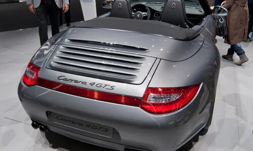 Porsche Carrera 4 GTS #17