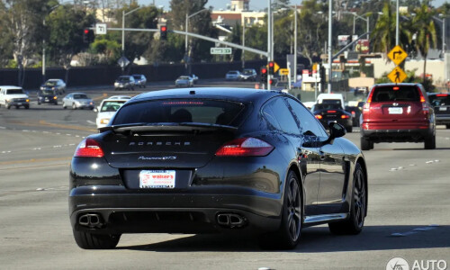 Porsche Panamera GTS #9