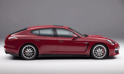 Porsche Panamera GTS #18