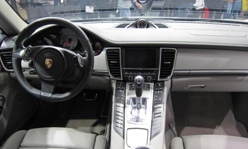 Porsche Panamera Hybrid #4