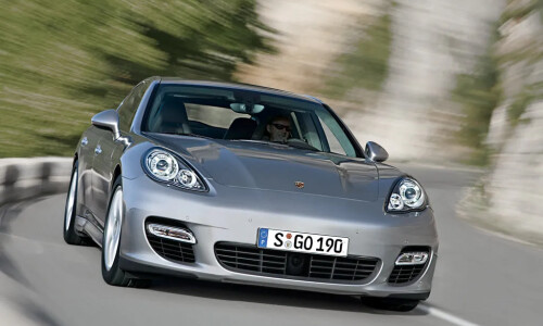 Porsche Panamera Hybrid #16