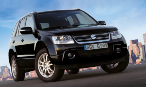 Suzuki Grand Vitara Black &amp; White #1