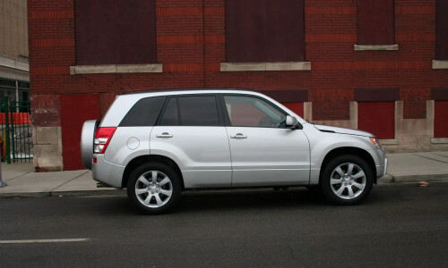 Suzuki Grand Vitara Black &amp; White #8