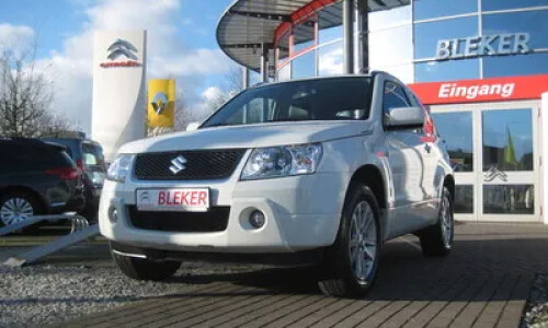 Suzuki Grand Vitara Black &amp; White #9