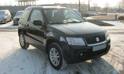 Suzuki Grand Vitara Black &amp; White #10
