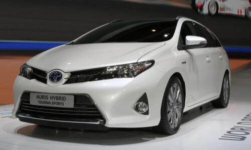 Toyota Auris Hybrid #7