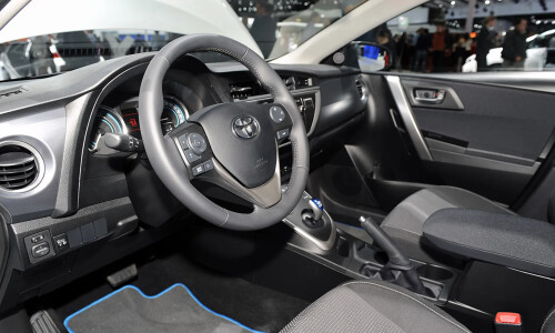 Toyota Auris Hybrid #13
