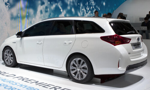 Toyota Auros Touring Sports #1