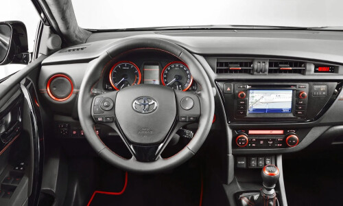Toyota Auros Touring Sports #4