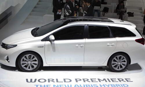 Toyota Auros Touring Sports #5