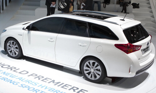 Toyota Auros Touring Sports #10