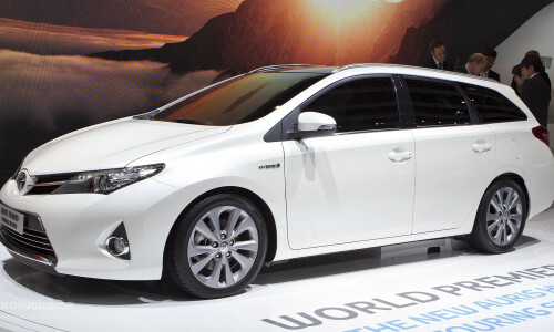 Toyota Auros Touring Sports #12
