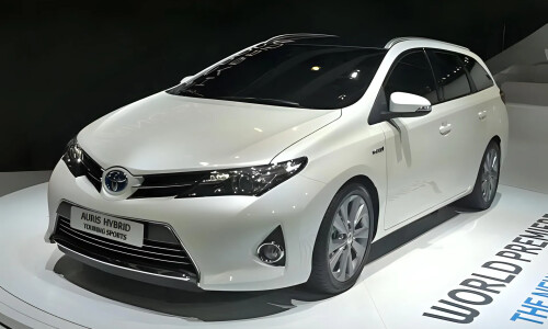 Toyota Auros Touring Sports #16