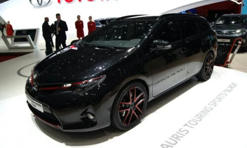 Toyota Auros Touring Sports #17