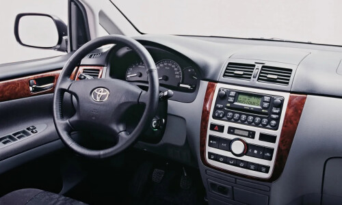 Toyota Avensis Verso #4