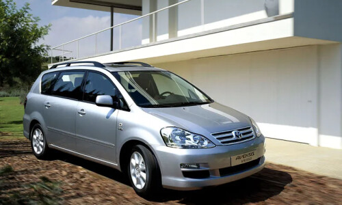 Toyota Avensis Verso #8