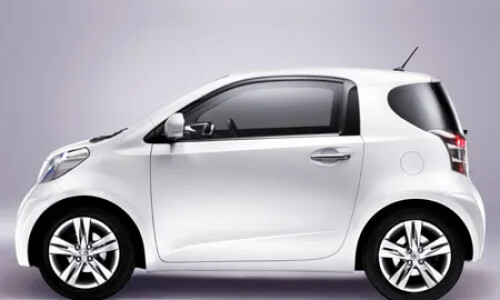 Toyota iQ #17