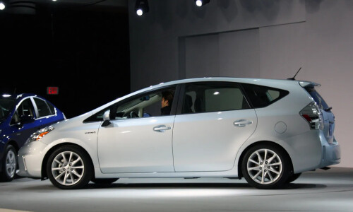 Toyota Prius V #6
