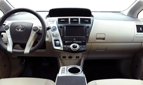 Toyota Prius V #8