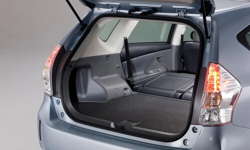 Toyota Prius V #9