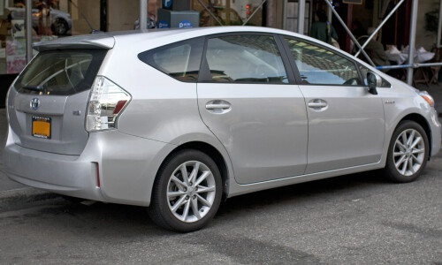 Toyota Prius V #10